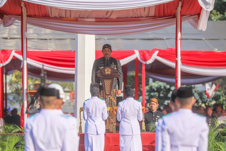  Penjabat (Pj) Gubernur Jawa Tengah (Jateng) Nana Sudjana saat memimpin Upacara Peringatan Hari Ulang Tahun (HUT) ke- 79 Republik Indonesia (RI) yang mengenakan pakaian beskap adat Jawa di Lapangan Pancasila, Simpang Lima, Semarang, Sabtu (17/8/2024). 
