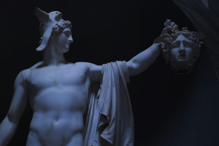 Patung Perseus sedang memegang kepala Medusa