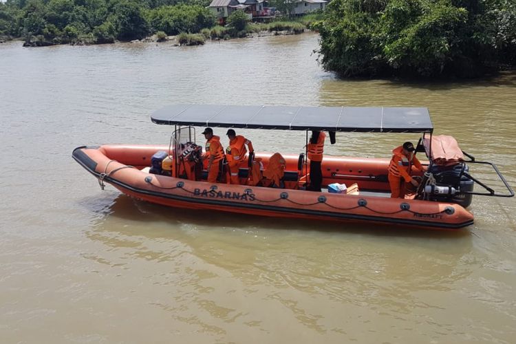 Tim SAR menyisir aliran sungai Musi yang menjadi lokasi tempat hilangnya salah seorang awak kapal yang melompat.