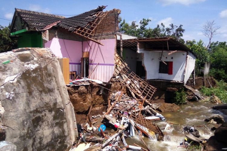 Rumah milik Supriyono di Rt 01/Rw 01 Karangmojo, Desa Tamanmartani, Kecamatan Kalasan, Kabupaten Sleman rusak berat akibat talud ambrol setelah diterjang banjir Sungai Pete.