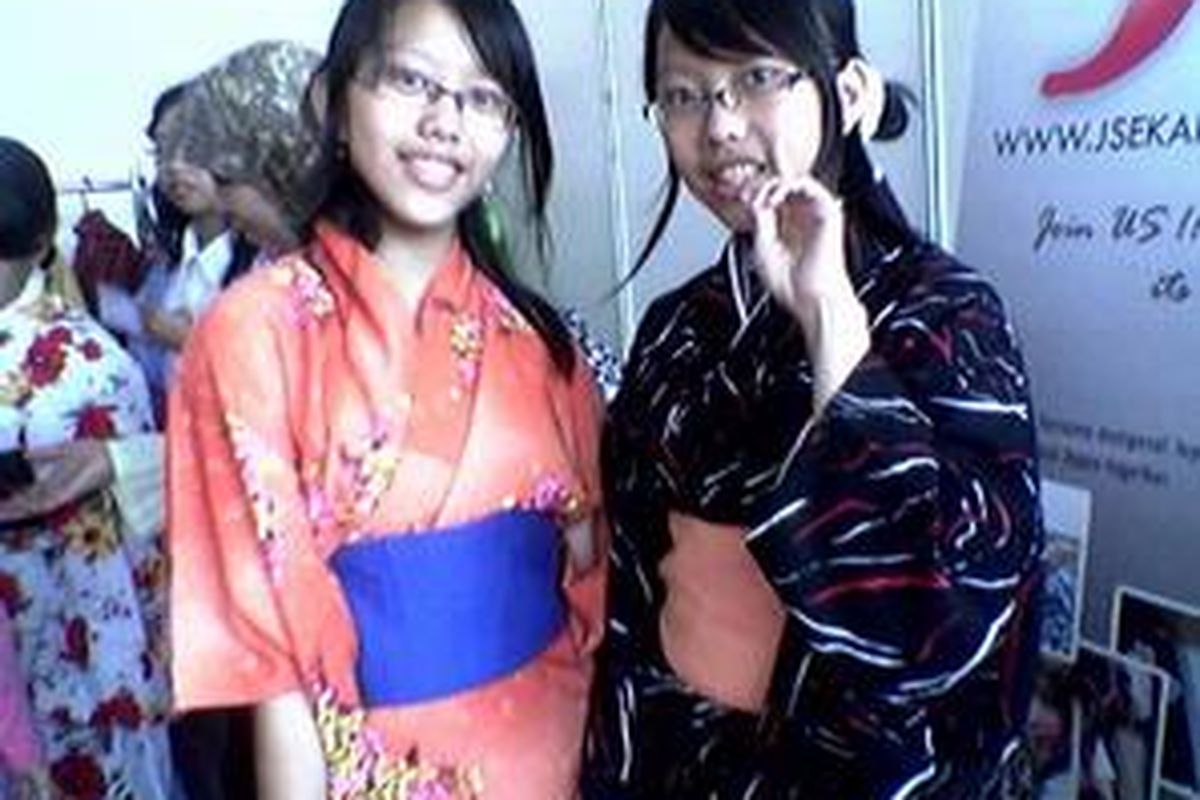 Si kembar Setryeni dan Yenita menyewa kimono di stand JSEKAI dalam Indonesian-Japan Expo 2008 di JIExpo Kemayoran Jakarta, Sabtu (1/11). 