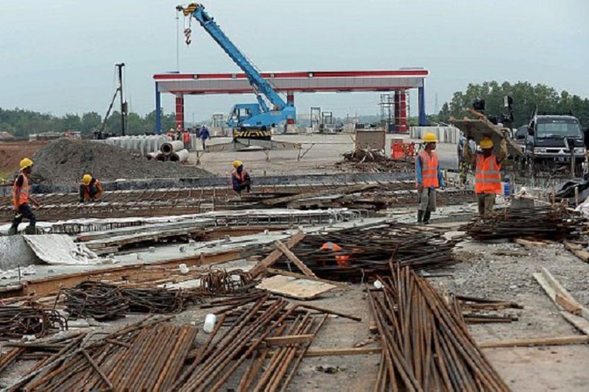 Aktivitas pembangunan Tol Palembang-Indralaya (Palindra), Rabu (24/5). Menjelang Lebaran 2017, Tol Palindra Seksi I Palembang-Pemulutan dengan panjang sekitar 7 kilometer akan dibuka secara fungsional.