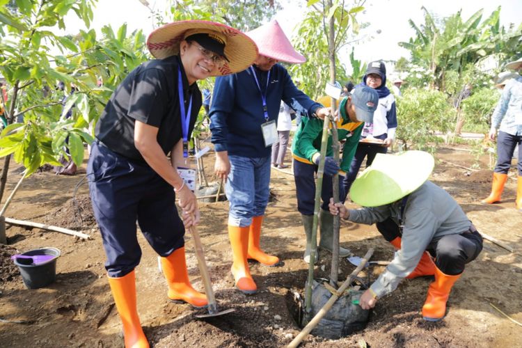 Para delegasi pemerintah kota dan daerah se-Asia Pasific melakukan penanaman pohon di Taman Harmoni, Keputih, Surabaya, Sabtu (15/9/2018). Penanaman pohon itu menjadi akhir dari rangkaian penyelenggaraan Kongres ke-7 UCLG-ASPAC di Kota Pahlawan, Surabaya.