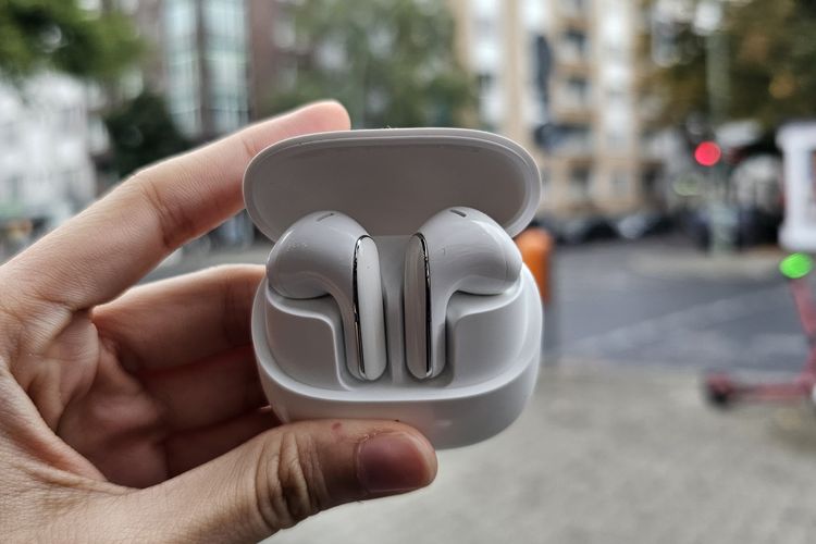 TWS Xiaomi Buds 5 resmi dirilis global di Berlin, Jerman, Kamis (26/9/2024). TWS ini punya bodi mungil dengan desain batang.