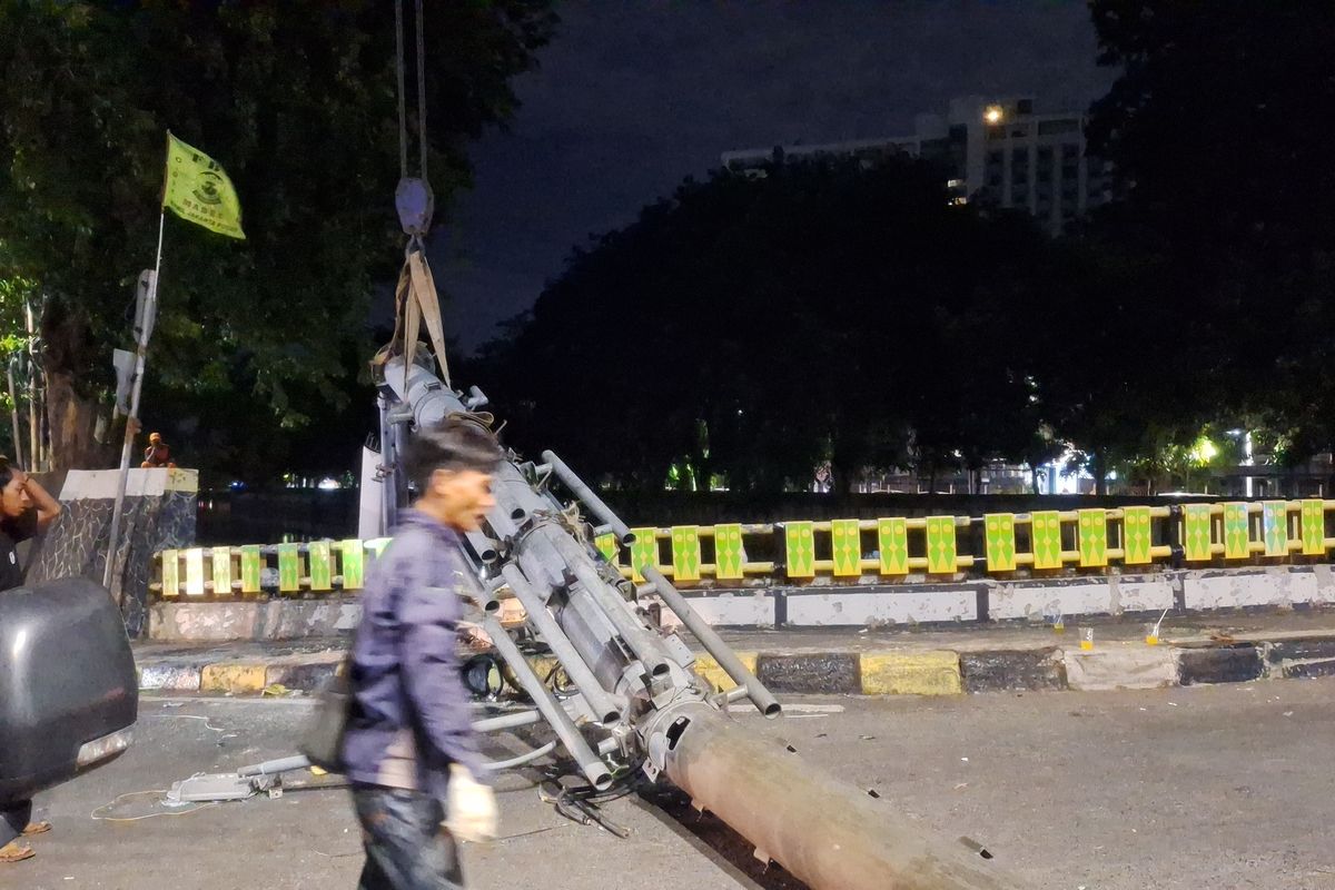 Tiang Setinggi 10 Meter Ambruk hingga Melintang di Jalan Mangga Besar Raya