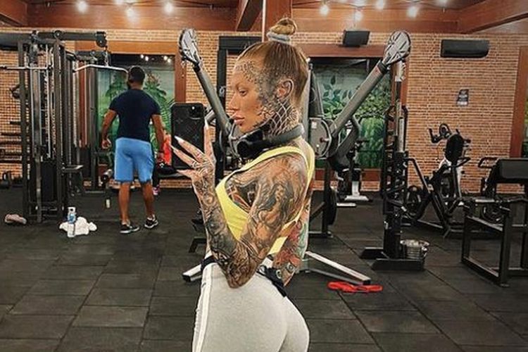 Becky Holt, seorang wanita yang mendapat julukan wanita dengan tato paling banyak karena 95 persen tato di badannya. [@becky_holt_bolt/Instagram Via Daily Star]