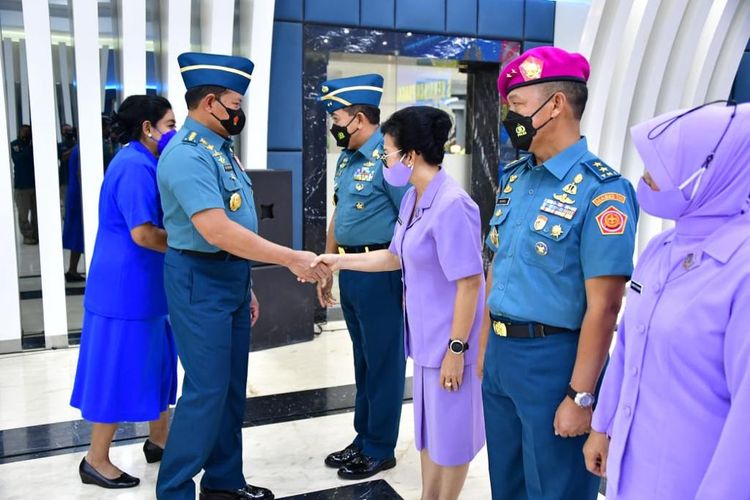 Kepala Staf Angkatan Laut (KSAL) Laksamana Yudo Margono menerima laporan korps kenaikan pangkat satu tingkat lebih tinggi dari pangkat semula delapan perwira tinggi (Pati) TNI AL di Jakarta, Kamis (7/4/2022).