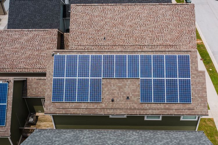 Ilustrasi panel surya, pembangkit listrik tenaga surya atau PLTS Atap. 