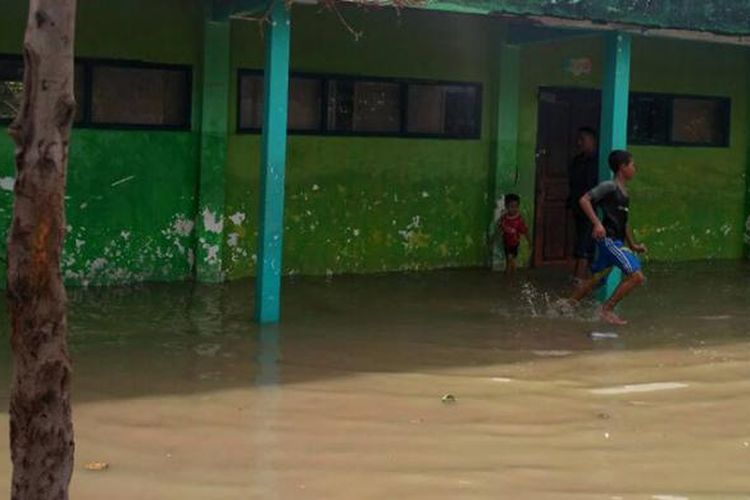 Banjir akibat luapan air Bengawan Solo yang melanda MI Darul Ulum di Desa Jelak Catur, Kecamatan Kali Tengah, Lamongan, Rabu (1/2/2017).