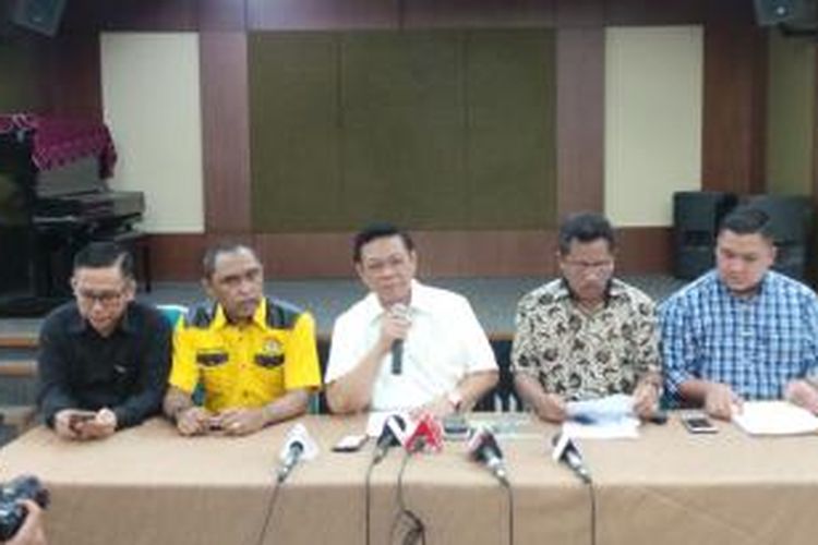 Ketua Umum DPP Partai Golkar hasil Munas Jakarta, Agung Laksono (tengah), saat memberikan keterangan pers di rumahnya, Kamis (31/12/2015).