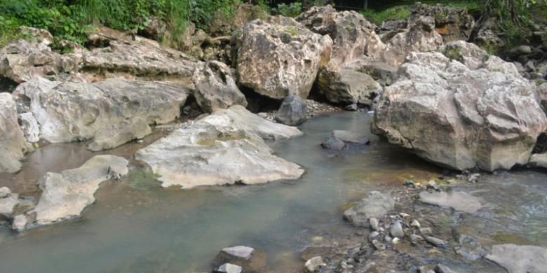 Air sungai di Cing Coleng yang keluar dari celah batu. Goa Cing Coleng berada di Kampung Lambaleda, Desa Tengkuleda, Kabupaten Manggarai Timur, Flores, Nusa Tenggara Timur.
