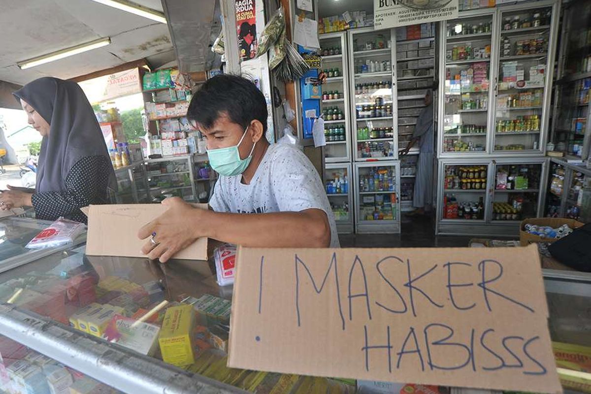 Petugas apotek memasang tanda stok masker habis, di kawasan pusat penjualan obat-obatan dan alat kesehatan Tarandam, Padang, Sumatera Barat, Selasa (3/3/2020). Petugas apotek mengaku stok masker dan Hand Sanitizer sudah habis sejak Senin (2/3/2020) menyusul wabah virus Corona 19 yang mulai masuk Indonesia.