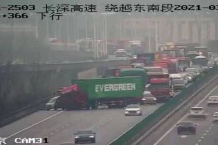 Truk yang membawa kontainer Evergreen macet dan melintangi salah satu jalan di China.