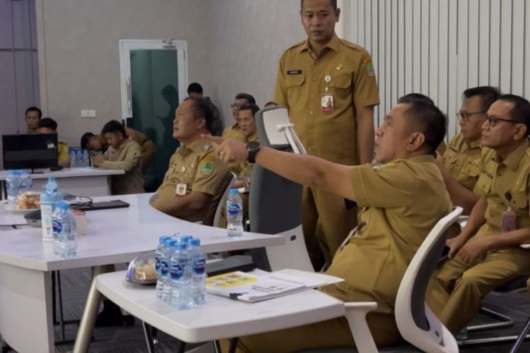 Marah Saat Rapat, Bupati Karawang Ancam Mutasi ASN Tak Disiplin: Dinas Mana yang Tak Hadir?