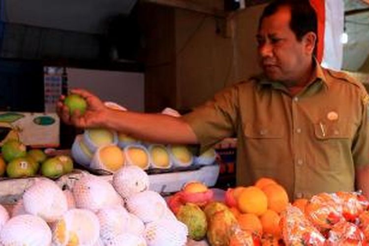 Dinas Perindustrian dan Perdagangan serta Balai Pengawasan Obat dan Makanan Propinsi Aceh melakukan Inspeksi Mendadak ke Pasar Buah di Banda Aceh terkait penjualan buah aple jenis Granny Simth dan Gala berwarna hijau yang mengandung bakteri mematikan.