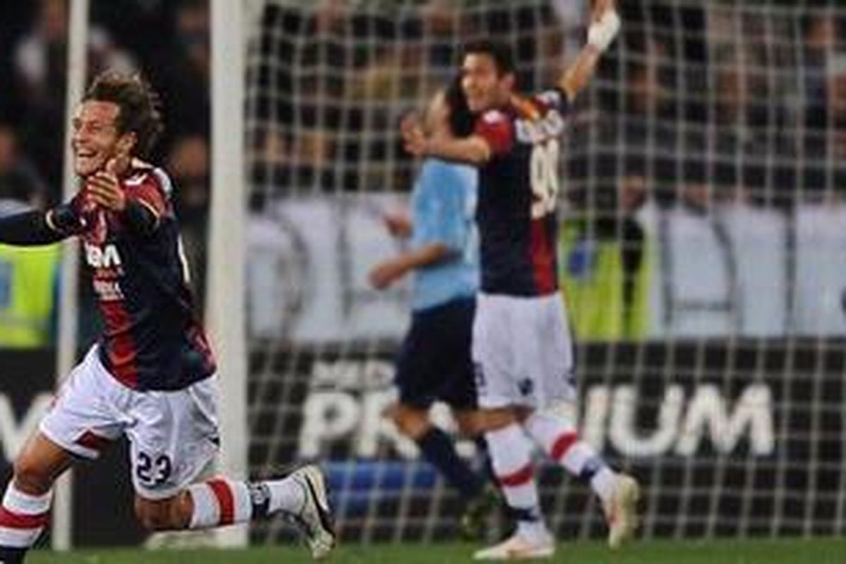 Pemain Bologna, ALessandro Diamanti (kiri), meluapkan kegembiraannya setelah membobol gawang Lazio pada pertandingan Liga Serie-A, Minggu atau Senin (12/3/2012) dini hari WIB. Bolognya akhirnya menang 3-1.