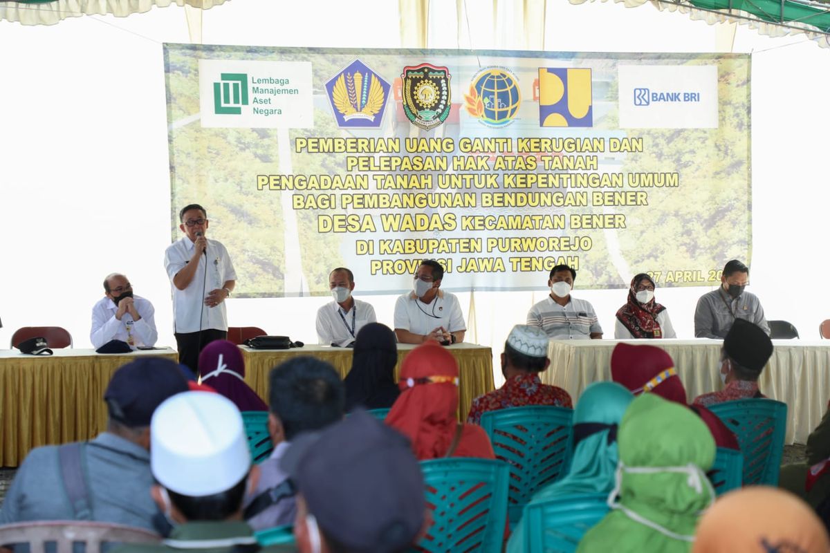Kegiatan Pemberian Uang Ganti Kerugian dan Pelepasan Hak Atas Tanah Pengadaan Tanah untuk Kepentingan Umum bagi Pembangunan Bendungan Bener Desa Wadas Kecamatan Bener di Kabupaten Purworejo di Balai Desa Cacaban Kidul, Rabu (27/4/2022).