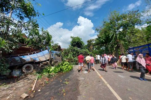 Video Orang Hentikan Motor Mencegah Jadi Korban Truk Gagal Menanjak