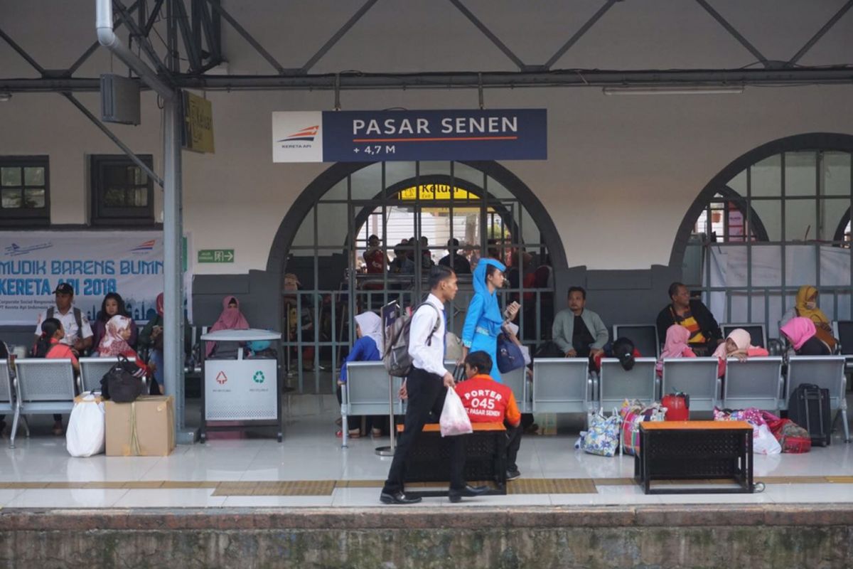 Stasiun Senen, Jakarta Pusat dipadati penumpang dari berbagai tujuan. Sejumlah penjagaan dari internal pihak stasiun hingga petugas kepolisian dikerahkan untuk menjaga keamanan di kawasan tersebut, Senin (11/6/2018).