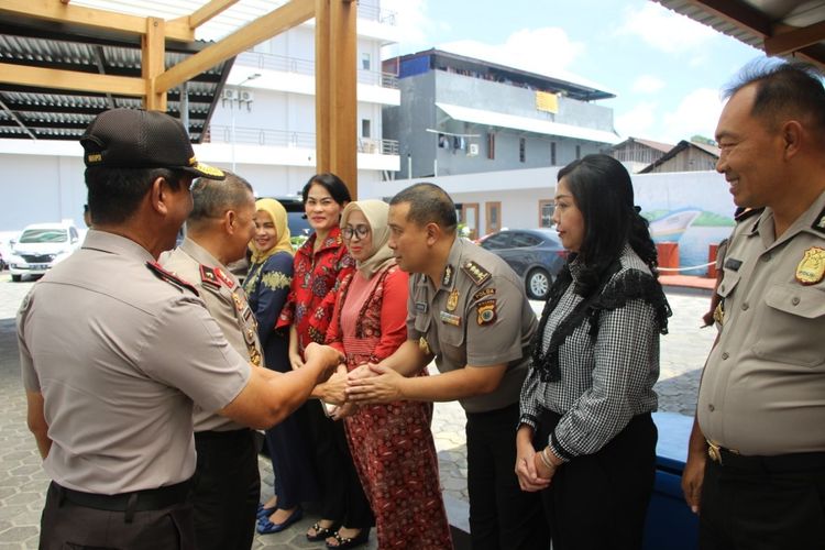 Kapolda Maluku yang baru, Brigjen Pol Baharudin Djafar disambut Wakapolda Maluku, Brigjen Teguh Sarwono dan sejumlah pejabat utama Polda Maluku saat tiba di bandara Pattimura Ambon, Rabu (12/2/2020)