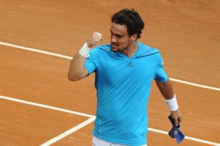 Petenis Italia Fabio Fognini merayakan kemenangan atas wakil Inggris, Andy Murray, pada perempat final Davis Cup di Napoli, Minggu (6/4/2014). Fognini menang 6-3, 6-3, 6-4.