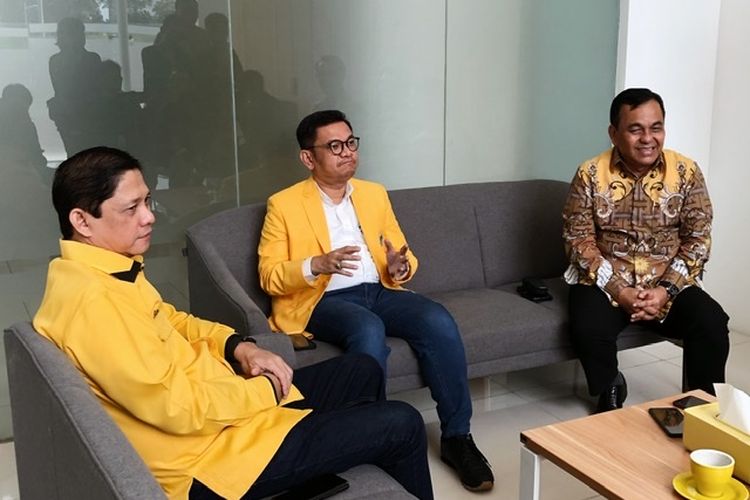 Ketua DPD Partai Golkar Jawa Barat Ace Hasan Syadzily (tengah) bersama Ketua Pemenangan Pemilu Partai Golkar Wilayah Jawa 1 Iswara, dan mantan Kadensus 88 Polda Bali, Irjen Pol (Purn) Yovianes Mahar. Ketiganya bertemu di kantor DPP Partai Golkar, Slipi, Jakarta, Kamis (16/3/2023).