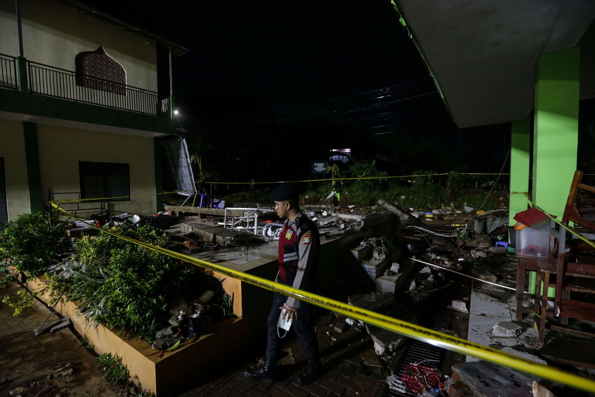 Petugas melihat lokasi tembok bangunan yang roboh di Madrasah Tsanawiyah (MTs) Negeri 19, Jalan Pinang Kalijati, Pondok Labu, Cilandak, Jakarta Selatan, Kamis (6/10/2022) malam. Akibat peristiwa ini 3 orang siswa meninggal dunia dan 3 lainnya luka-luka.