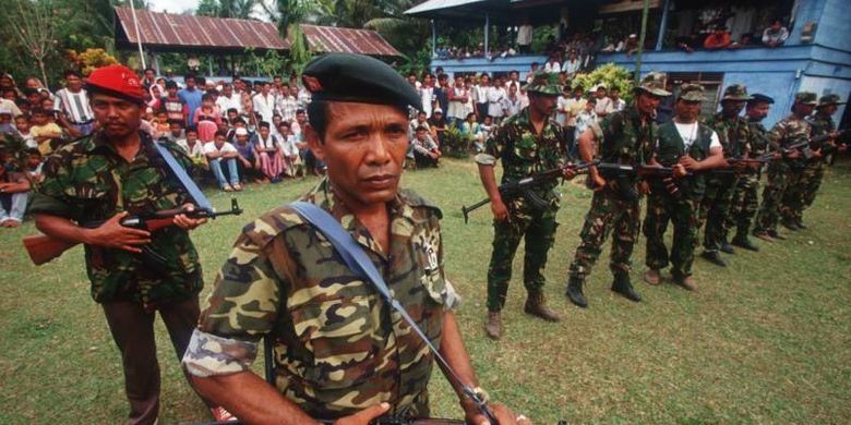 Mendiang Teungku Abdullah Safi'i, Panglima GAM, bersama tentara GAM dalam sebuah kegiatan pada Juni 1999 di wilayah Aceh.
