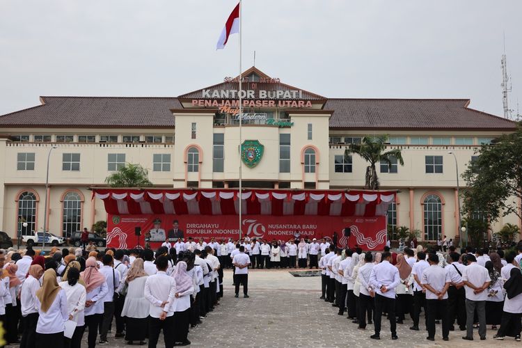 Penjabat (Pj) Bupati Penajam Paser Utara, Makmur Marbun, menyampaikan sambutan perpisahan  pada apel gabungan seluruh pegawai di halaman Kantor Bupati Penajam Paser Utara, Kalimantan Timur, Rabu (18/9/2024).