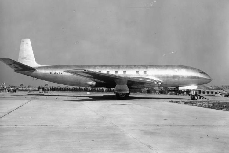De Havilland Comet, pesawat jet komersial pertama di dunia yang diluncurkan pada 27 Juli 1949.