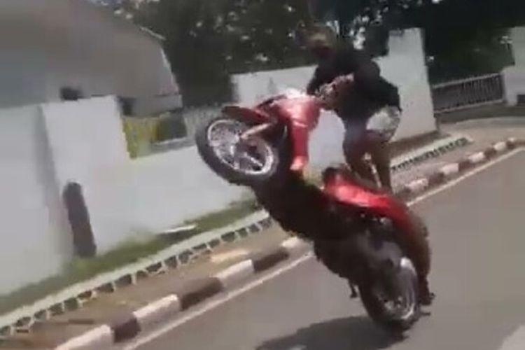 Video memperlihatkan seorang pemuda remaja di Kota Baubau, Sulawesi Tenggara, melakukan freestyle diatas motor dengan ugal- ugalan hingga terjatuh tabrak trotoar viral di media sosial, Minggu (13/12/2020).