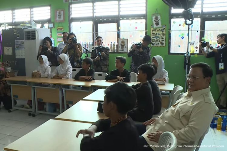 DPR Dukung Penuh Progam Bantuan Guru dan Sekolah Prabowo, Momentum Tuntaskan Ketimpangan