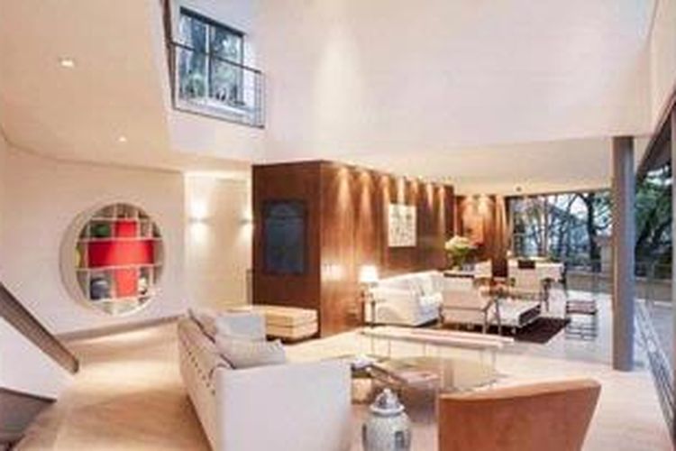 Proporsi ketinggian ruang untuk ketiga level ini berbeda-beda. Namun, seluruhnya berhasil menampilkan rumah yang terkesan luas dan modern.