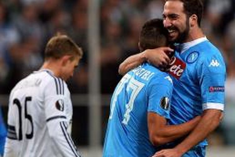 Gonzalo Higuain dan Omar El Kaddouri merayakan gol Napoli ke gawang Legia Warsawa, Kamis (1/10/2015). 