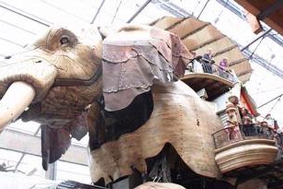 Gajah raksasa hasil karya pertama.