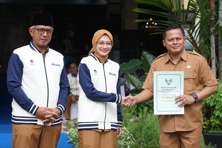 Mbak Wali berikan SK Kenaikan Pangkat ASN periode 1 Desember 2025. 