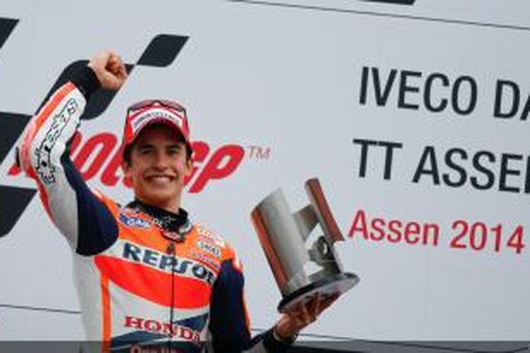 Pebalap Repsol Honda, Marc Marquez, merayakan kemenangan di atas podium Sirkuit Assen setelah finis partema pada GP Belanda, Sabtu (28/6/2014). 