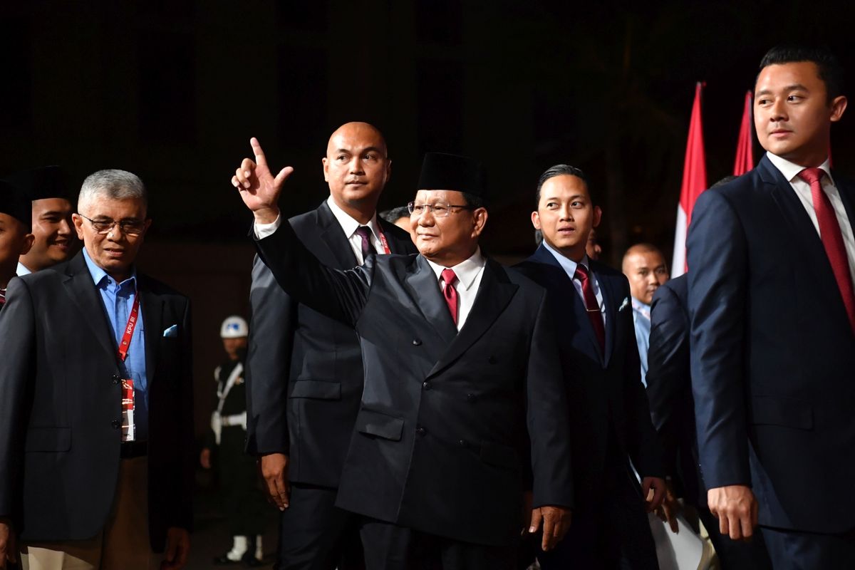 Capres nomor urut 02 Prabowo Subianto menyapa para wartawan setibanya di lokasi debat capres putaran keempat di Hotel Sultan, Jakarta, Sabtu (13/4/2019). Debat itu mengangkat tema ekonomi dan kesejahteraan sosial, keuangan dan investasi serta perdagangan dan industri.