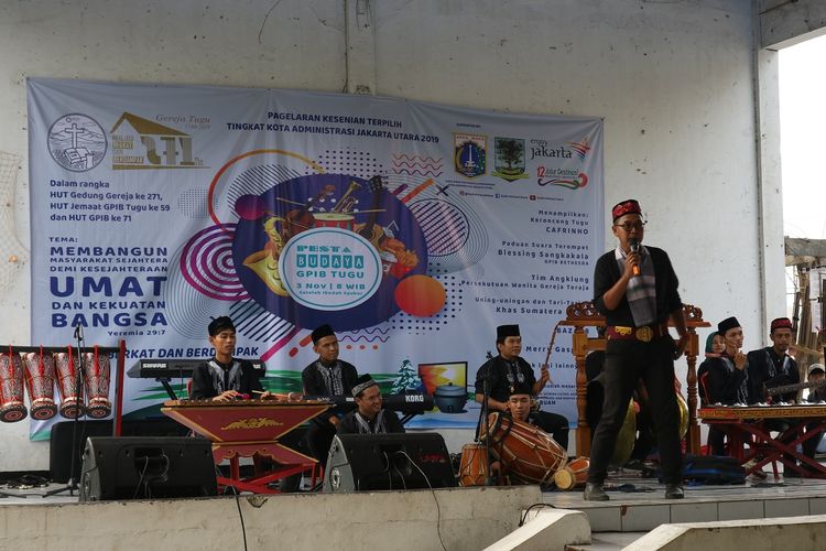 Keroncong Tugu Cafrinho, salah satu kelompok musik keroncong tugu yang ada di Kampung Tugu, Semper, Jakarta Utara tengah memainkan sebuah lagu dalam rangka perayaan ulang tahun Gereja Tugu ke 271 tahun, Minggu (3/11/2019).