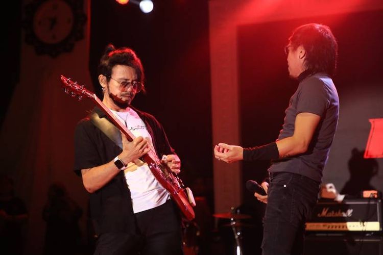 Penampilan Radja Band dalam malam keempat Festival Cisadane Kota Tangerang berlangsung meriah di Bantaran Sungai Cisadane, Sabtu (25/11/23). 
