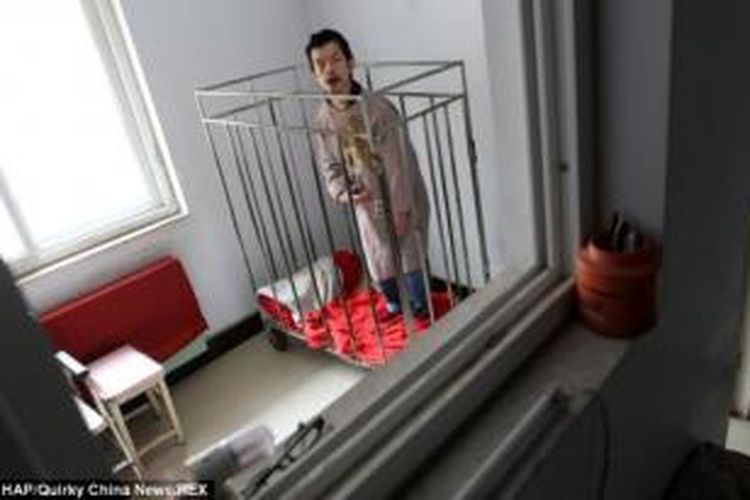 Peng Weiqing (48), sejak usia enam tahun tinggal dalam kerangkeng di kediamannya di kota Zhengzhou, China. Kedua orangtuanya terpaksa melakukan hal itu karena Weiqing mengalami kerusakan otak setelah menderita sakit panas di masa anak-anaknya.