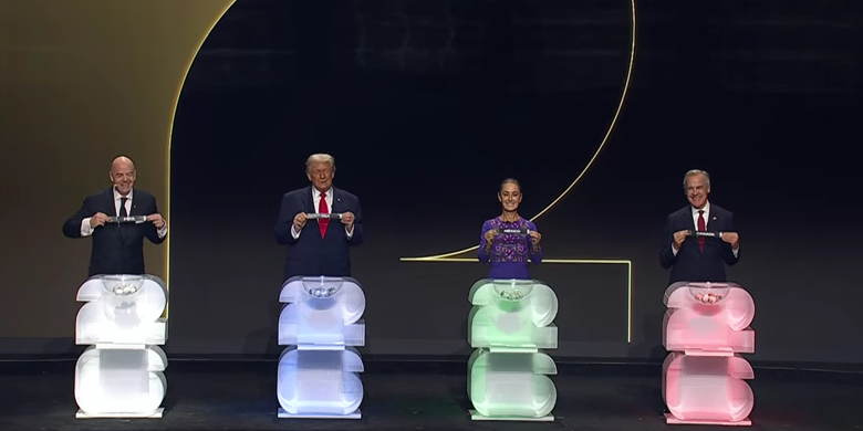 Gianni Infantino, Donald Trump, Claudia Scheinbaum, dan Mark Carney dalam agenda drawing Piala Dunia 2026 digelar di Gedung John F Kennedy Center for the Performing Arts, Washington DC, Amerika Serikat, Sabtu (6/12/2025) dini hari WIB.