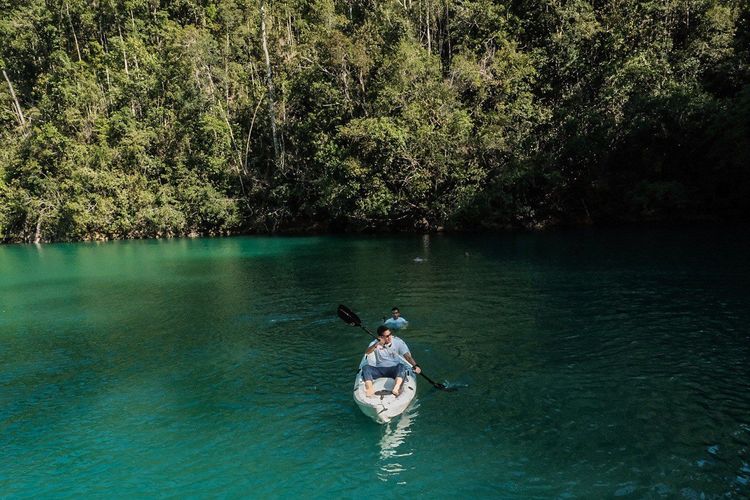 Menparekraf Sandiaga Salahuddin Uno menyempatkan diri berenang dan mengayuh perahu kayak di sekitar Gugusan Pulau Tawale yang merupakan alternatif destinasi yang tak kalah cantiknya dengan yang ada di Papua Barat, Sabtu, (26/11/2022).