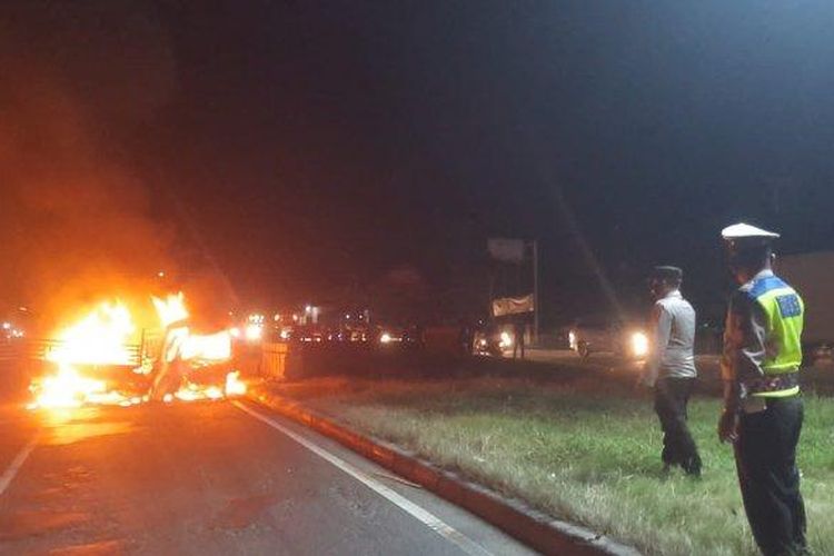 Kondisi kendaraan pikap yang terbakar di Jalur Pantura Pamanukan dan menelan empat korban jiwa serta tiga luka bakar, Senin (11/7/2022).


