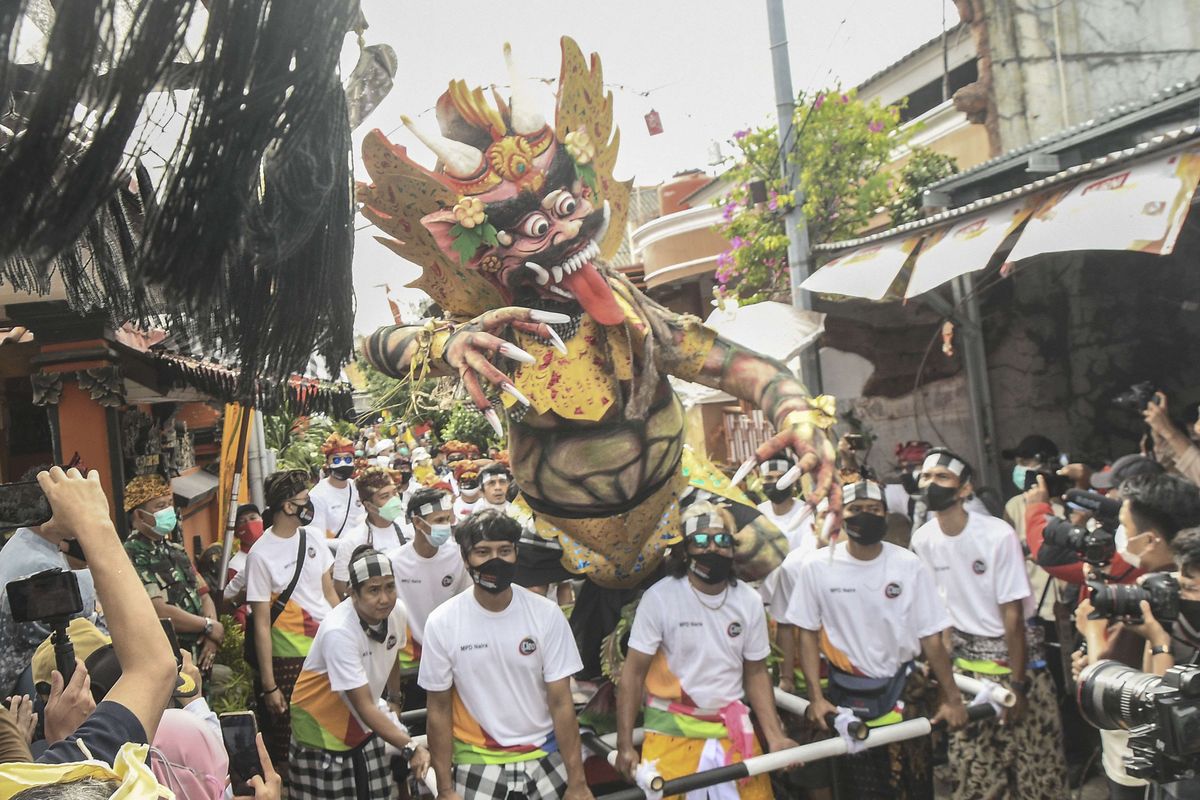 Warga mengangkat ogoh-ogoh saat pawai di Kampung Bali di Harapan Jaya, Bekasi, Jawa Barat, Rabu (2/3/2022). Ogoh-ogoh yang diarak sehari sebelum Hari Raya Nyepi bertemakan toleransi umat beragama di Kota Bekasi dan menggambarkan kondisi kehidupan masyarakat selama pandemi COVID-19.