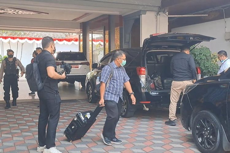 KPK Geledah Kantor Bupati Sukoharjo Selama 5 Jam, Tiga Koper Diamankan