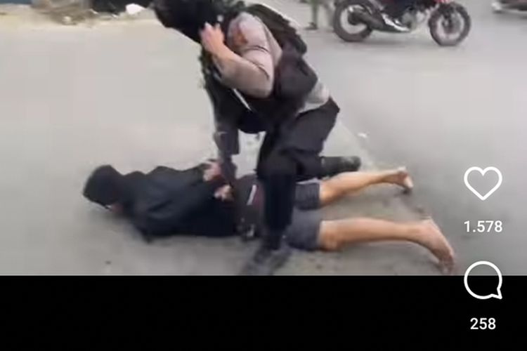 Tangkapan layar video penangkapan 6 pelajar diamankan di Jalan Ngumban Surbakti, Sabtu (4/2/2023). Dari tangan mereka disita barang bukti berupa 2 senjata tajam, 1 tongkat baseball, 1 batang besi padat, 2 petasan atau kembang api, satu batu dan 6 sepeda motor. Sebelumnya mereka konvoi dengan puluhan sepeda motor lainnya dan diduga akan tawuran.