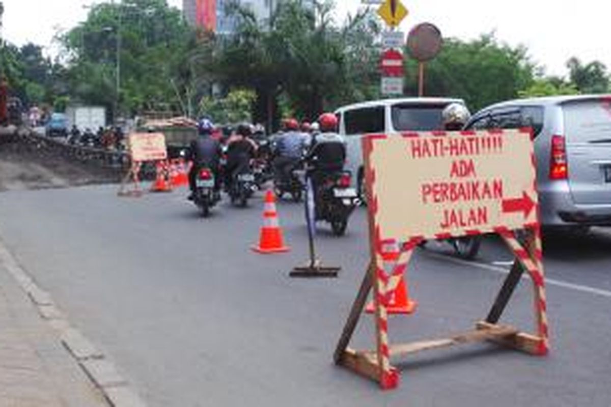 Perbaikan Jalan Panjang tepat di depan Gedung Diklat Kemenkominfo, Jakarta Barat, Jumat (13/9/2013). Perbaikan dan penutupan jalan itu menyebabkan kemacetan luar biasa sepanjang Jalan Panjang.