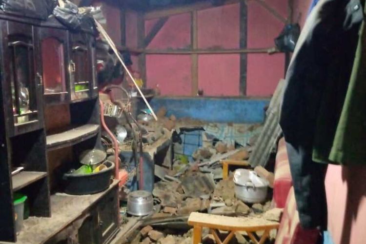 Gempa Bumi yang terjadi di Kabupaten Bandung dengan kekuatan 4,0 Magnitudo merusak dua rumah di Kampung Rancamanyar, Desa Margamukti, Kecamatan Pangalengan, Kabupaten Bandung