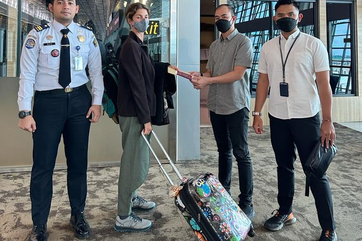 Seorang WN Italia dideportasi karena mmenyalahgunakan izin tinggal dengan membuka kelas tari di Bali, Selasa (4/4/2023).